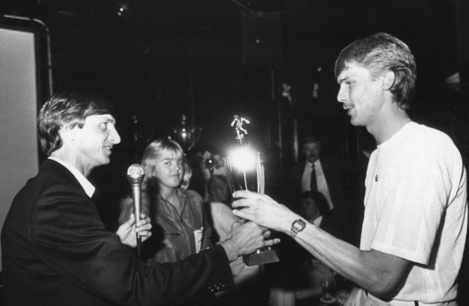 Clubblad april uit met breaking news